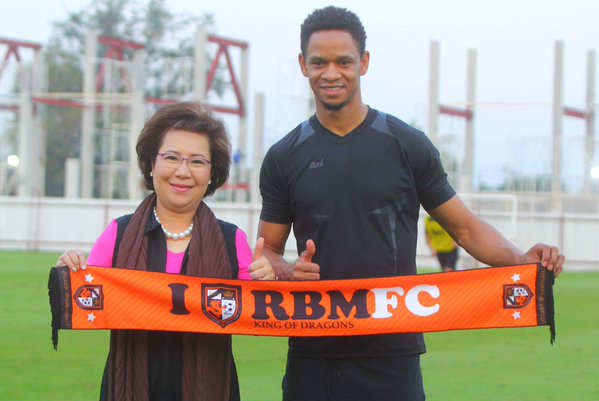 papantengah's tweet photo. #OFFICIAL : Carlos Santos diperkenalkan #Ratchaburi setelah hengkang dari #NaftTehran - #MedioTransfer https://t.co/pIE4SGRWIY