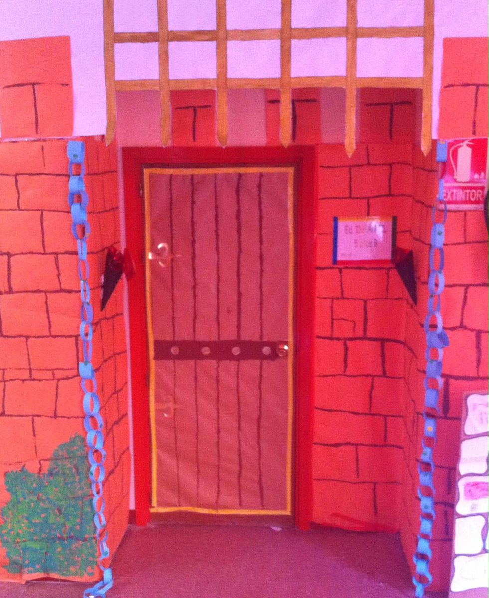 cpjcosta1's tweet photo. Infantil de 5 años están estudiando los castillos y así han decorado la puerta de su aula. ¡Bravo chicos! https://t.co/r8FWIwOf2e
