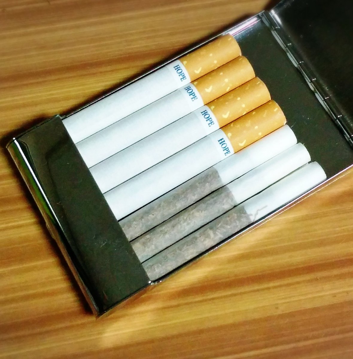 ぶたのおしごと 昨日 家で巻く時間がなくてローリングボックス他を持って出掛けたんだけど 不安なのでコンビニ に寄ってシガレットを買った 特に吸いたい煙草もないのでショートホープ 太い 短い かなり不細工で可愛い 手巻きタバコ T Co