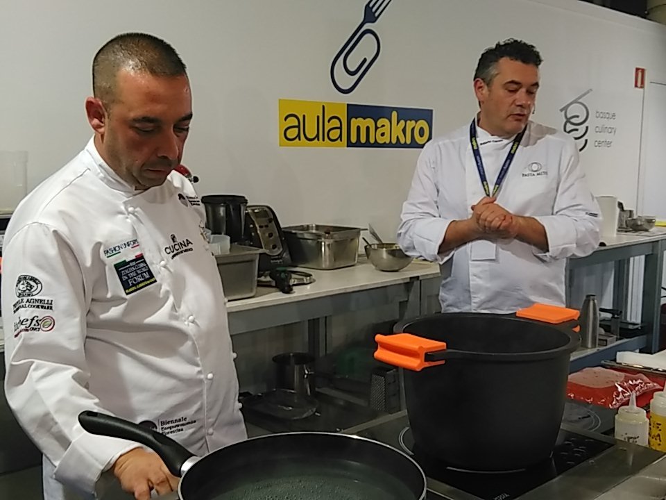 LeChefCapone's tweet photo. Risotto #caldo #vinoblanco @FACYRE @madridfusion #receta @makroESP ganas de probarlo https://t.co/9qZI7lXPzD
