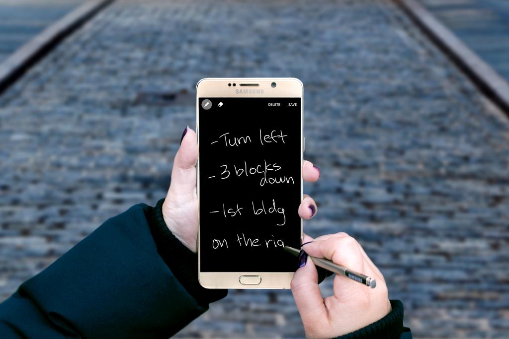 SamsungMobile's tweet image. With the #GalaxyNote5, you can jot down notes straight away - even when the screen is off.
