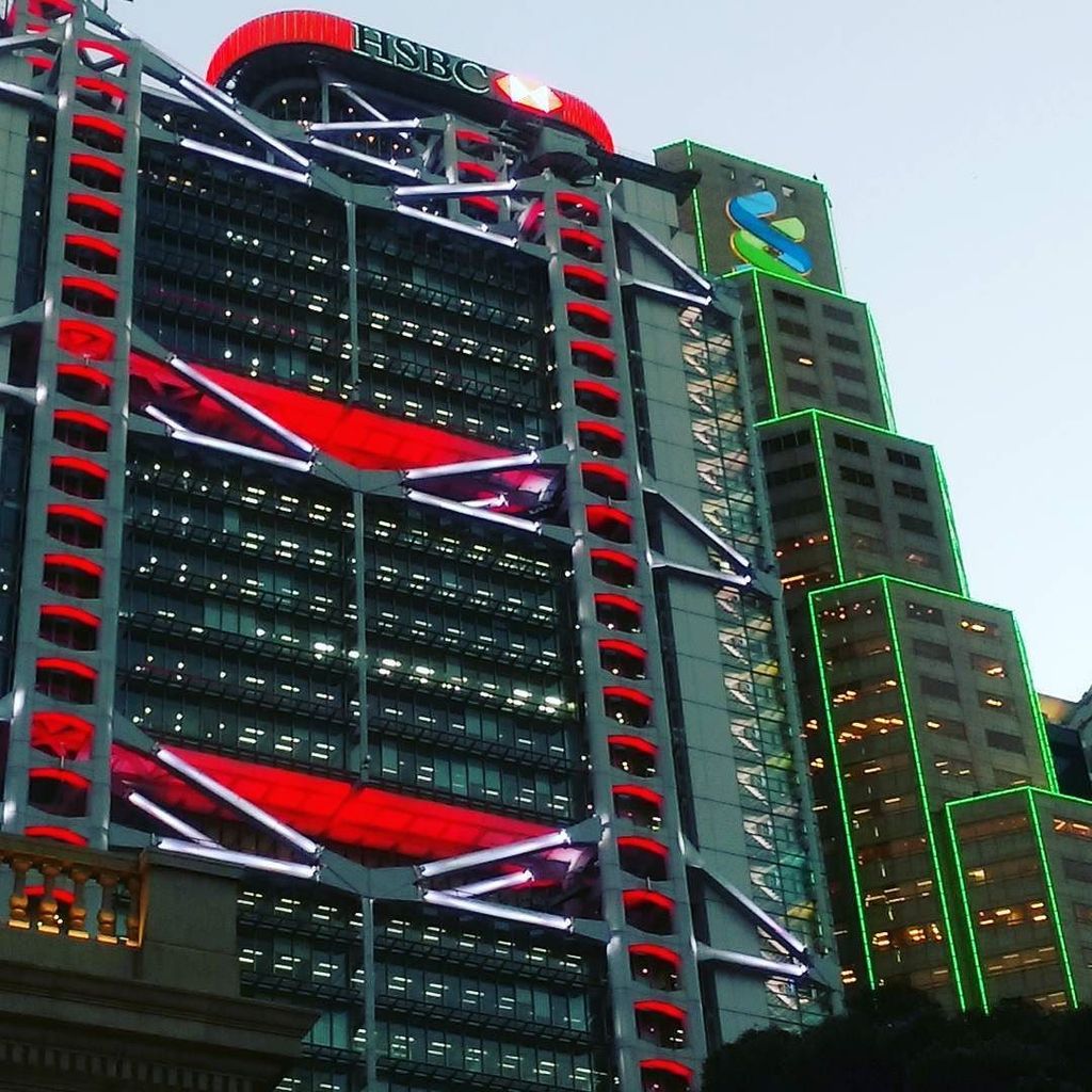 perspectiveHQ's tweet photo. All of the lights #lighting #lightingdesign #normanfoster #hsbcbuilding #hongkong #hkig #h… https://t.co/80NkvbAbsi https://t.co/xPAr49y3t3