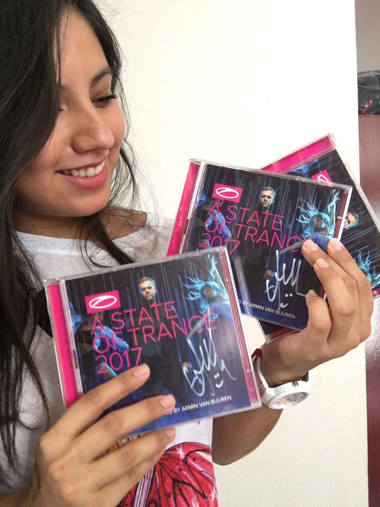 ASOT_FEST_MEX's tweet image. Sonrisas así como la de @MaferVBuuren y @giorambel al tener en sus manos #ASOT2017 son inigualables. Que lo disfruten amigos.