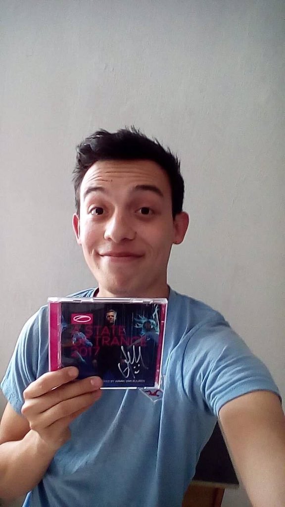 ASOT_FEST_MEX's tweet image. Sonrisas así como la de @MaferVBuuren y @giorambel al tener en sus manos #ASOT2017 son inigualables. Que lo disfruten amigos.