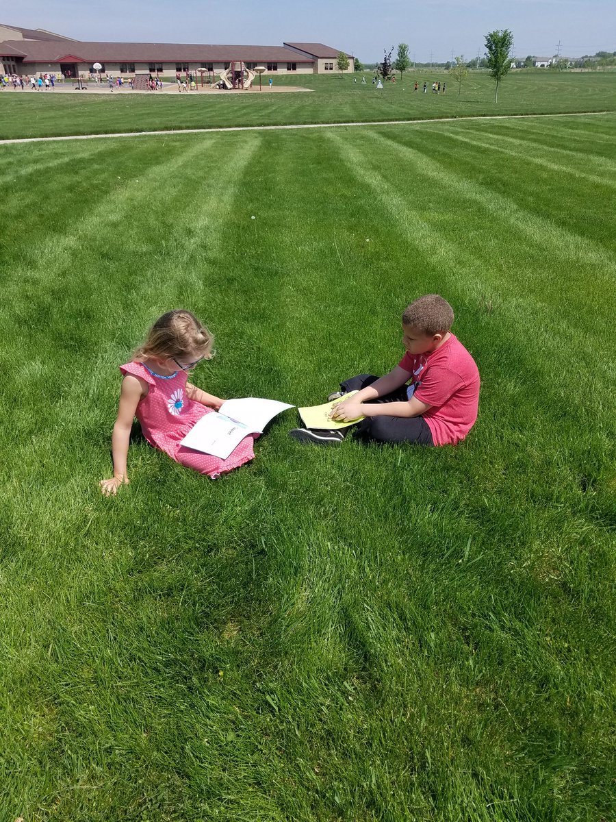 Sharing love and knowledge of poetry with @KeepCalmin2nd and @dsoling5 3rd grade! #creativewriting #sunnydays #chesakmartin <a href="/Dist158/">Huntley District 158</a>