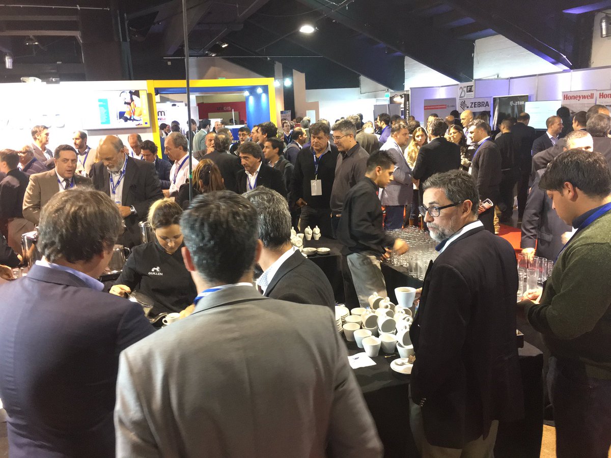 SIML2017's tweet image. Un poco de Networking en el corte #SIML2017