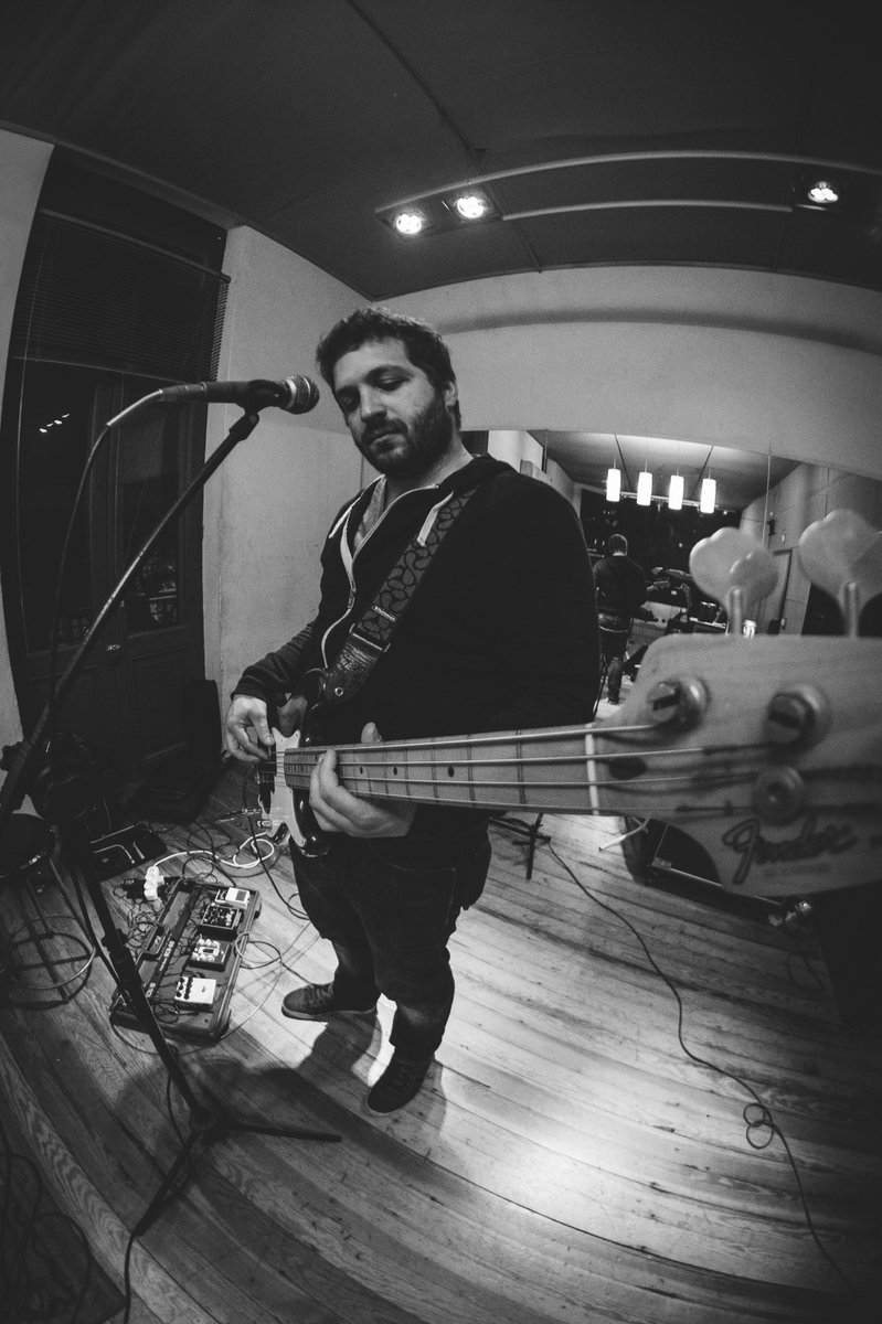 _soniamusica's tweet photo. Último ensayo antes del show. ¡Mañana 21 horas los esperamos!!@laXuruguay @losoxford @AndresTorron @SalaZitarrosa 👇🏽👇🏽👇🏽🤘🏽🤘🏽 https://t.co/AqZTxjXzlB
