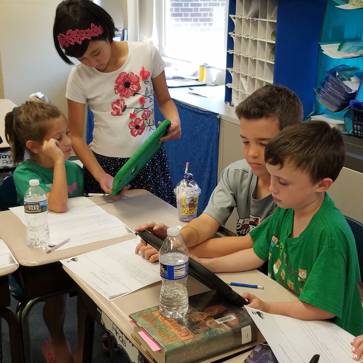 Miss Anderson &amp; <a href="/CBjmaiese/">Jillian Maiese</a> - Buddies helping buddies research desert animals using iPads!  #cbsdtech #tituspride