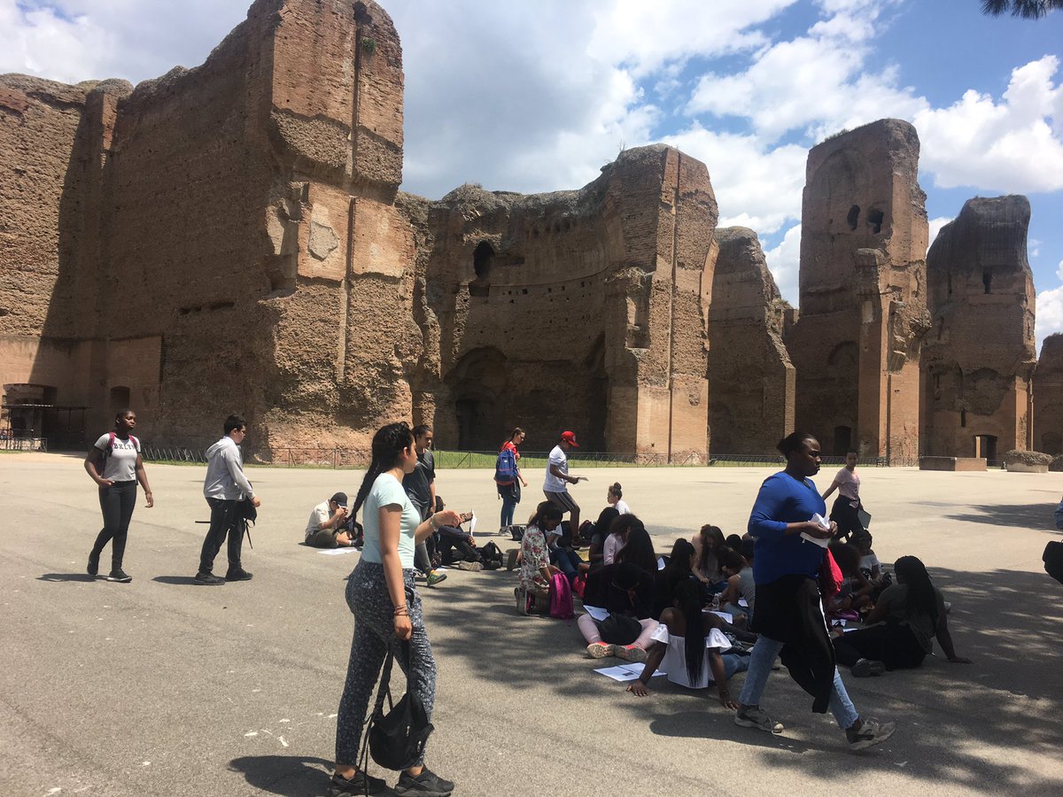 romalurcat93's tweet photo. Thermes de Caracalla et le Colisée https://t.co/qHqZLpJb9W