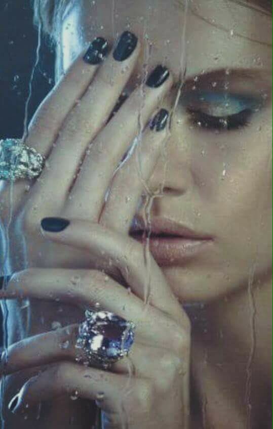 Kaç şiir kokusu var içimde 
Biliyor musun
Papatyalar darmadağın 
Yorgun 
Islak bir yağmur gibi
Çürüyor ellerim'de
Gitme
Üşüyorum🌼
Özge Özgen