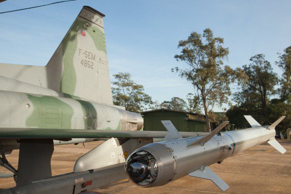 fab_oficial's tweet image. FAB realiza operação com míssil de treinamento. goo.gl/XqghIF #F5 #Python4