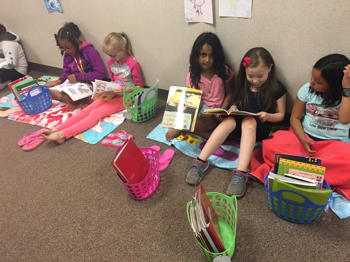 MsScholinsClass's tweet photo. Drop Everything and Read!! 📚#Phxfirebirds #BeachDay https://t.co/bDSj9Ibge3