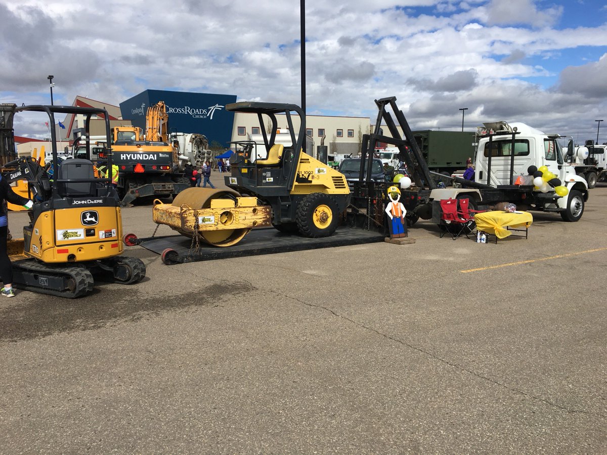 FirstStopRental's tweet image. We had such an awesome time hanging out at Touch a Truck over the weekend! Thanks @CrimePrevCtr #touchatruckreddeer #community #reddeer