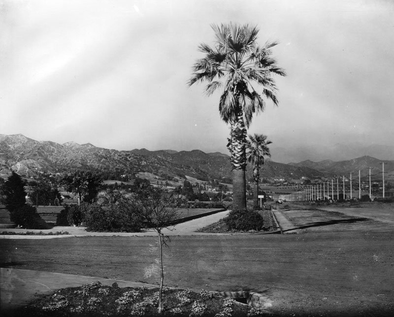EarlyLosAngeles's tweet photo. (1915)  View looking east on an unpaved Santa Monica Boulevard at Canon Drive with the #Hollywood Hills in the background. https://t.co/a05JukrNU5