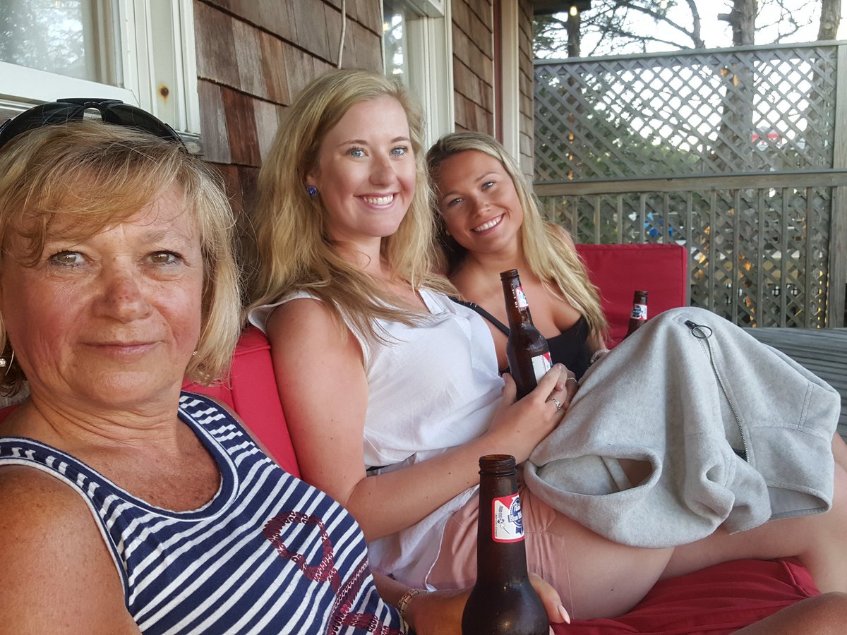PoppaGMunny's tweet photo. #PNRsOnThePorch #TacoTuesday #Hatteras @sarahbyrne94 @LilCoolen @mlbBYRNE2012 https://t.co/O09zIKeBn7