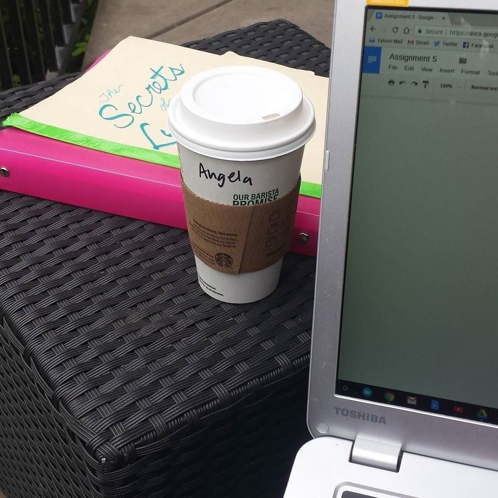 annaangela's tweet image. Writing outside for a change. #lateassignment #extensionplease #amwriting 📑✒ ift.tt/2qpfGkN