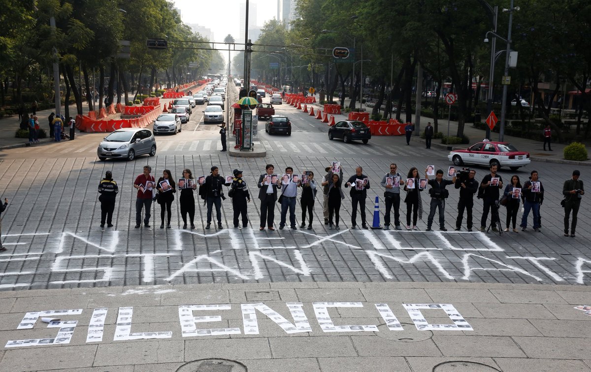 nmasforo's tweet photo. Periodistas se manifiestan en la #CDMX para condenar asesinatos https://t.co/qvNlLtq6YS https://t.co/SCl4BZjIRe