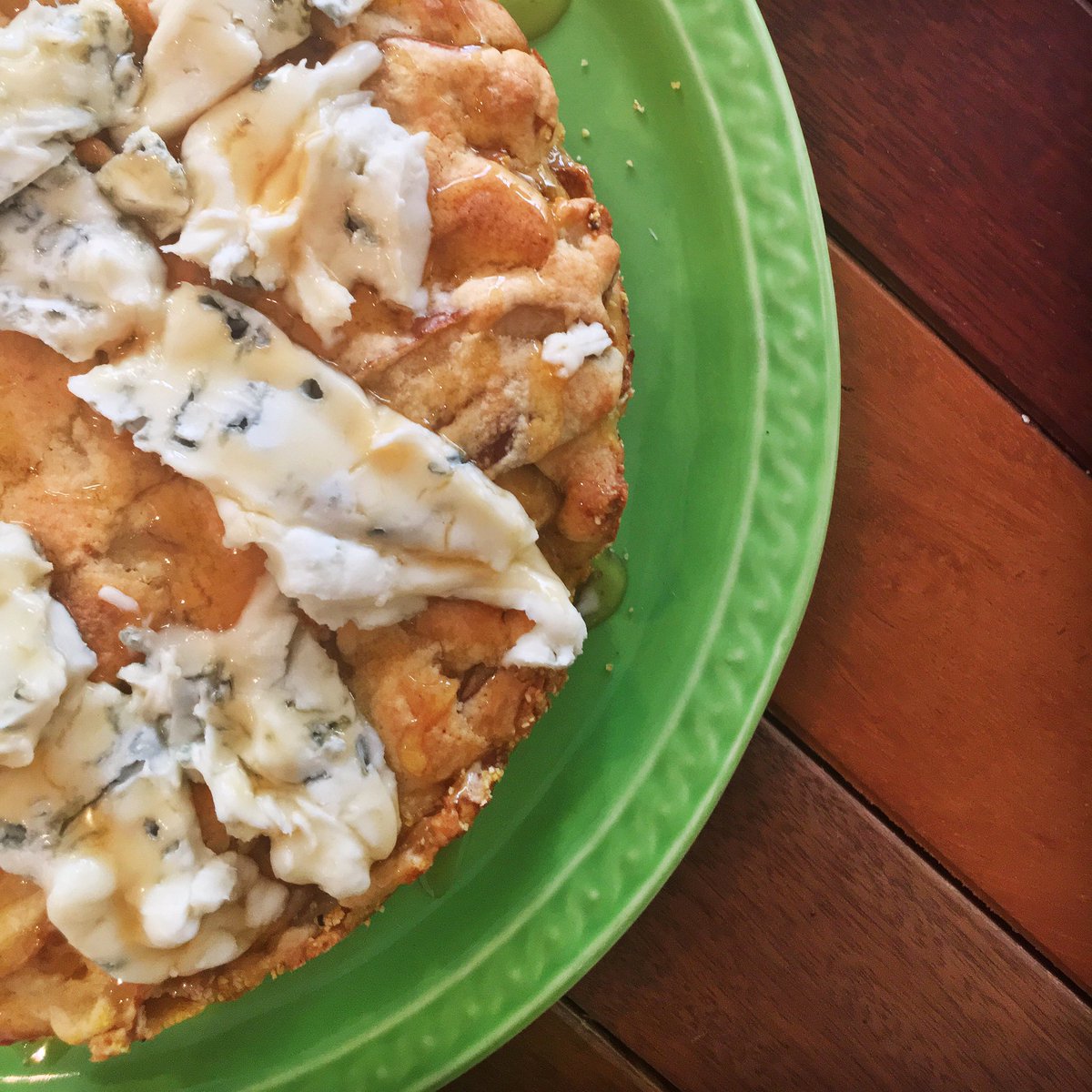 We're enjoying this simple pear cake with gorgonzola and a drizzle of honey for morning tea!
#sabatonz #morningtea #autumnaleating