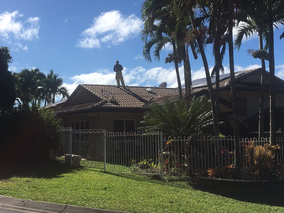 Police investigating an explosion at a house in #Cairns. Two men have reportedly gone to hospital. <a href="/TheCairnsPost/">Cairns Post</a>