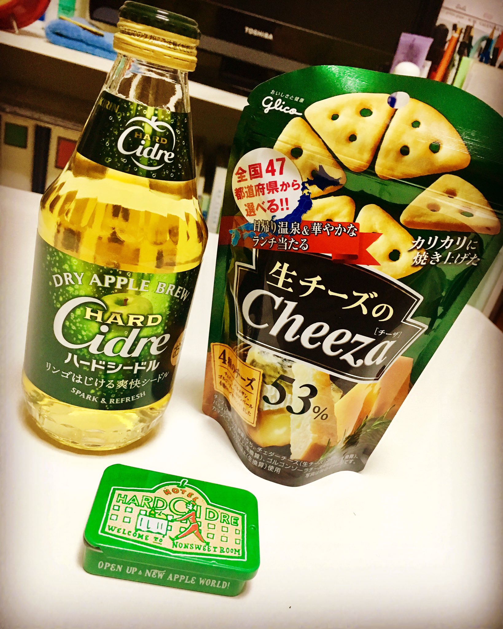 Miyuki 疲れた日はコンビニでシードルをたまに買います なんかシードルにふせんと缶ケースおまけ付いてた チーザの4種チーズ買ってみたけど チェダーチーズの方が好きかも お酒 コンビニ ハードシードル Hardcidle チーザ 生チーズのチーザ