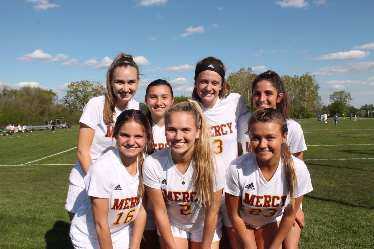 MHSVARSITYSOCCR's tweet photo. MVS loves their seniors!!!! Beat Garden City 4-1!!! @shrader_maggie @am_infinity35 #gobigfish https://t.co/erK5Fiyrbr
