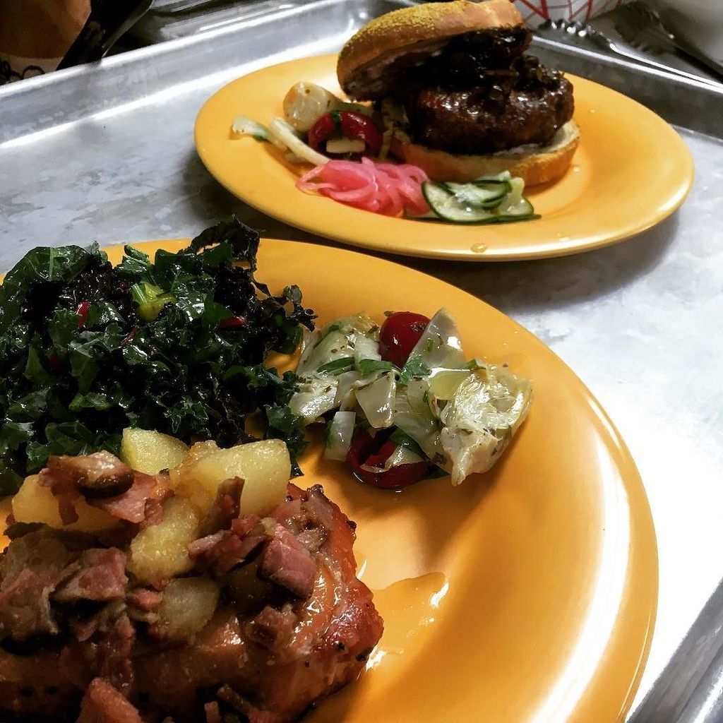 321HOF's tweet image. Pear bacon porkchop with a balsamic shallot burger. ift.tt/2rgo6cS