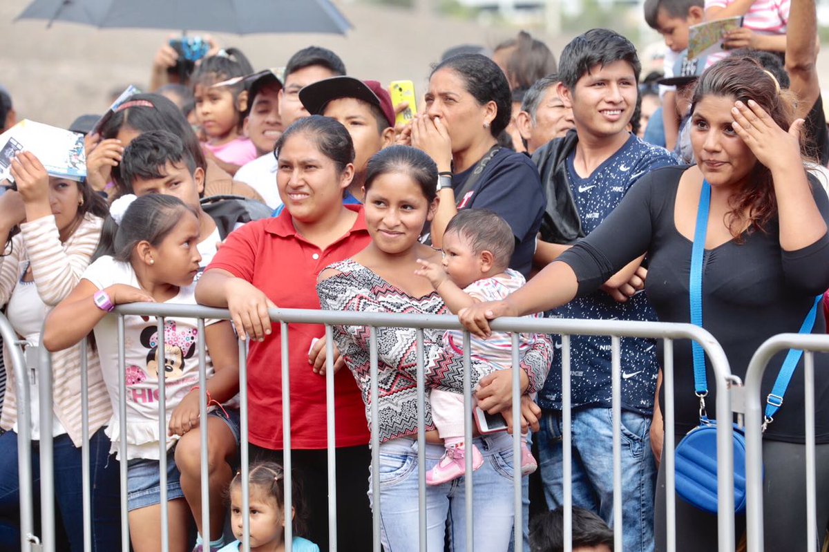 MuniLima's tweet photo. Mamis disfrutan de una tarde en familia con gran show por el #DíaDeLaMadre en el Parque de @LasLeyendas. #ParaTiMamá https://t.co/C7HRkYFpyx