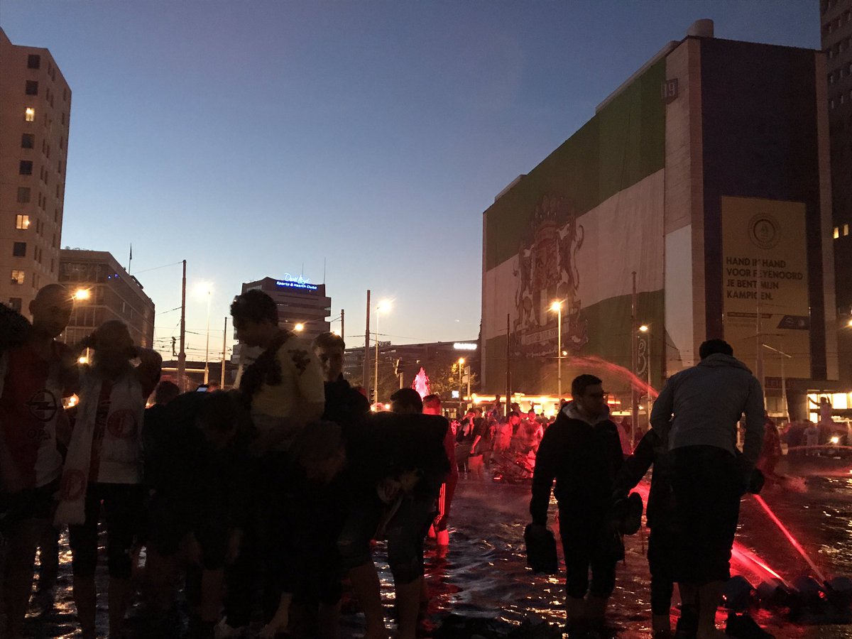 DeFeijenoorder's tweet photo. Als Feyenoord heeft gewonnen duik je zo in de fontein! @DeFeijenoorder #Megadoek #Kampioen #Feyenoord https://t.co/DONcOAQsni
