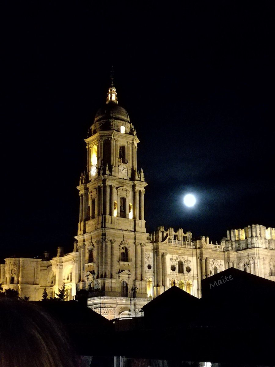 Málaga Nocturna. !!!Buuuenass nochesss acentosss desde  la "manquita" y la Luna !!! 
<a href="/Edertu123/">Maite</a> fb.me/2UNXr7gVz