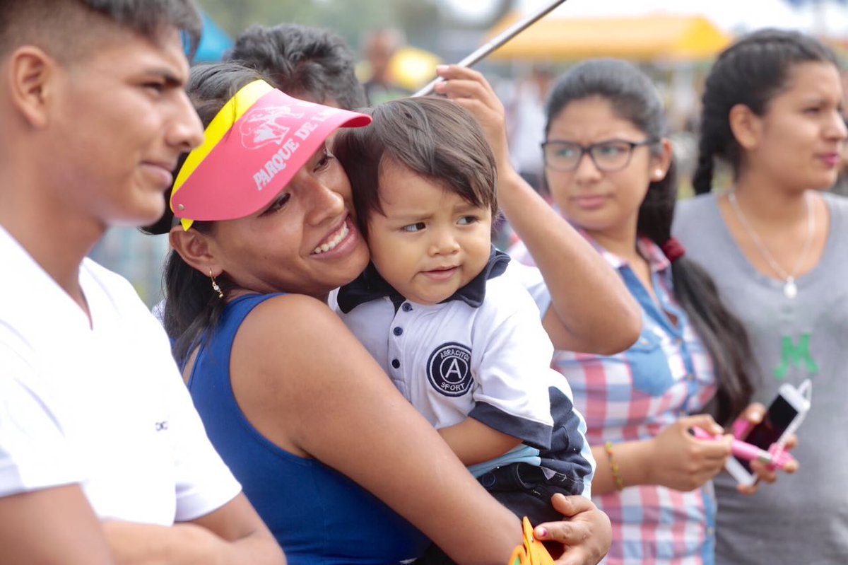 MuniLima's tweet photo. Mamis disfrutan de una tarde en familia con gran show por el #DíaDeLaMadre en el Parque de @LasLeyendas. #ParaTiMamá https://t.co/C7HRkYFpyx