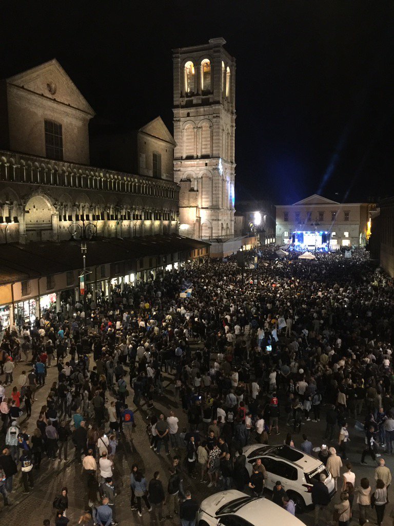 UrbanDavide's tweet photo. #spettacolo! Grazie alla @nuovaferrara e @l_traini per l'affaccio! #GrandeSpal @TizianoTagliani @RivoltaF https://t.co/1h4wiGTIwr