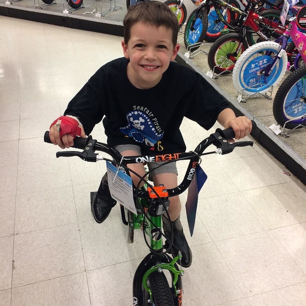 CactusCrossFit's tweet photo. Happy 6th birthday to Elliot Lewis. Moving up in bike size. https://t.co/HK2Zzs7Yjz https://t.co/wyZarqPVWi