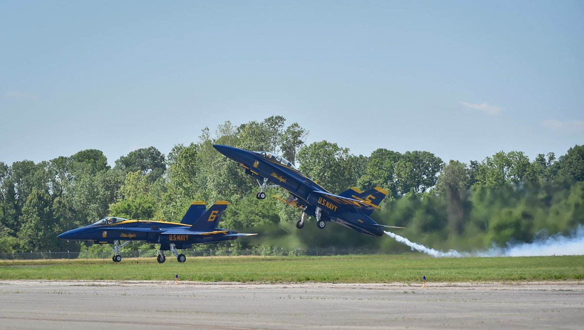 The #BlueAngels Diamond and Solos are in the air at the #MemphisAirshow!! 
Hope everyone is staying cool on this B-E-A-U-tiful #MothersDay!!