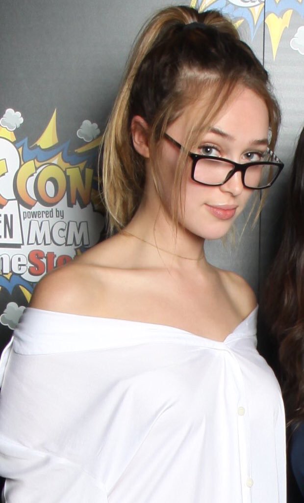 DebnamSharman's tweet photo. 🍂 tweet appreciation alycia and daniel with glasses 🍂 https://t.co/uzM39DO59S