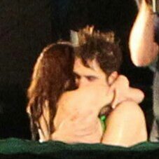 sofi_91's tweet photo. Take note sessed..This is how people that are crazy about each other hug withouth having to call the papz ok? bye 💅 https://t.co/bzDuc5gbG8