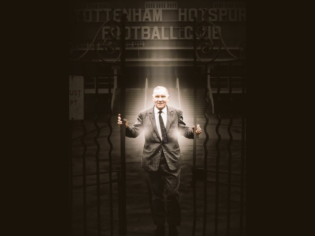 thfcnostalgia's tweet photo. 📷 Sir Bill closing the gates one last time. #TheLaneTheFinale 😢 https://t.co/Ui62JUGSYb