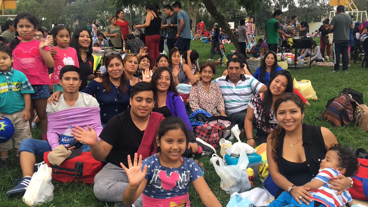 MuniLima's tweet photo. Gran asistencia de familias en Clubes Zonales que disfrutan de los shows y actividades programadas #ParaTiMamá por el  #DíaDeLaMadre. https://t.co/eIGWJHRhlv