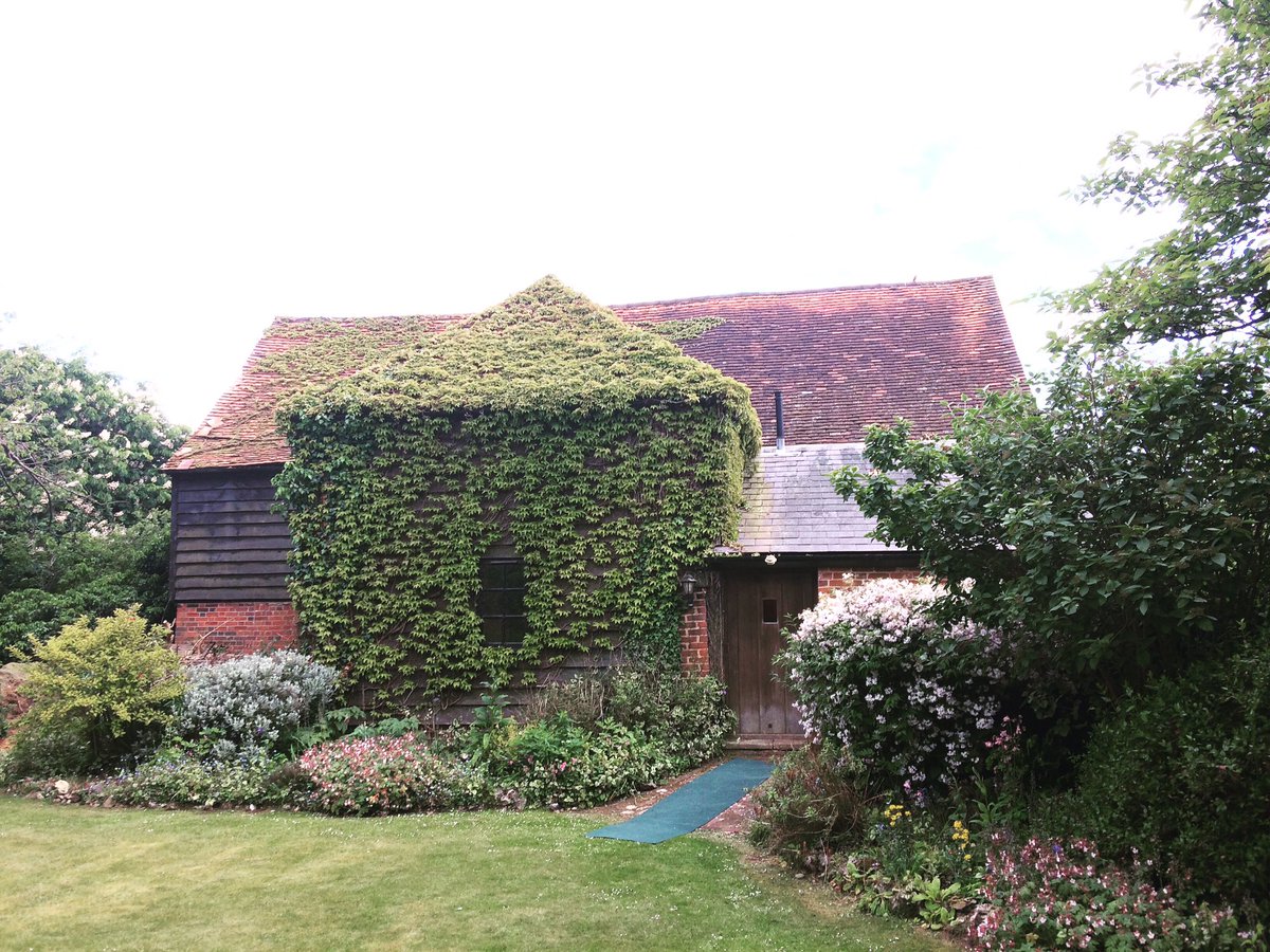 ensnovaluce's tweet photo. The beautiful barn we had the pleasure of playing in today. Happy 70th, Maidenhead Music Society! #countryside #chopin #haydn #rubbra #cake https://t.co/3gKs1AB2d7