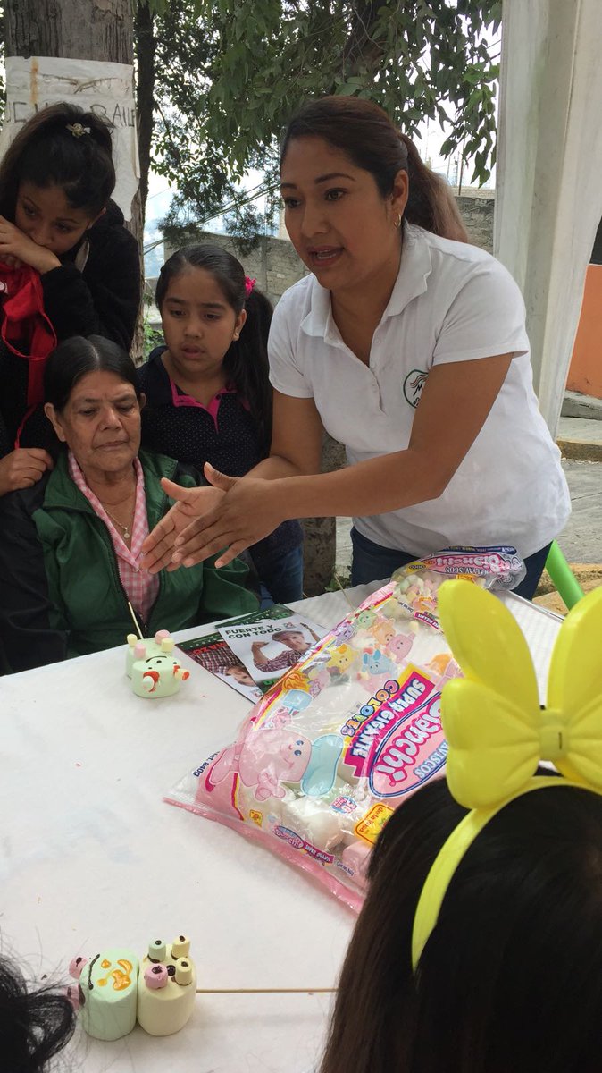 Martha_Hilda's tweet photo. "Una mujer con voz, es por definición, una mujer fuerte" En #Naucalpan, saludé a #MujeresEmprendedoras que inspiran con su trabajo y talento https://t.co/CvHrF94Spm