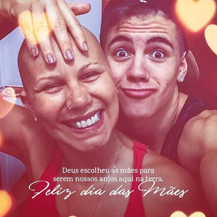 Biel via Facebook hoje (14): "Um feliz dia das mães para todas vocês que transmitem o amor o mais lindo de todos! 🌹❤"