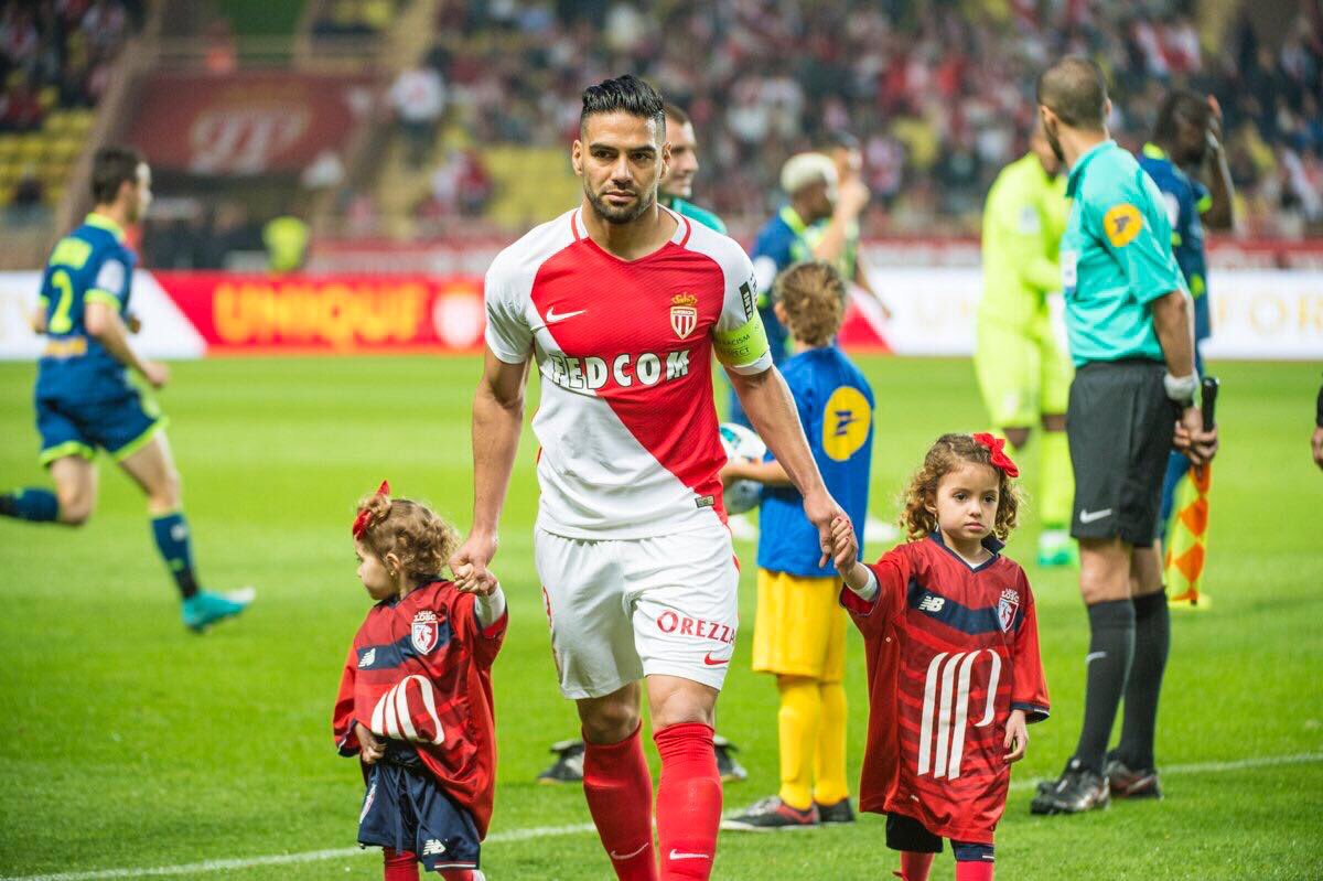 FALCAO's tweet photo. Con mis princesas por primera vez en una cancha. https://t.co/TWLOSpqFeI