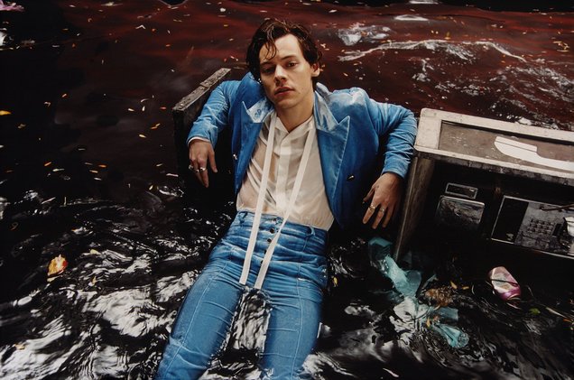 billboard's tweet photo. Harry Styles heading for No. 1 debut on Billboard 200 albums chart https://t.co/czpAySD69a https://t.co/TEBAaS36F2