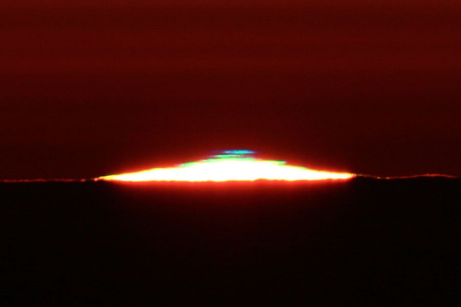 Divulgameteo's tweet photo. Rayo verde y rayo azul captados durante una puesta de sol desde el Observatorio del Teide, del @IAC_Astrofisica. Foto: Juan José Manzano https://t.co/Q1hcUn00Cf