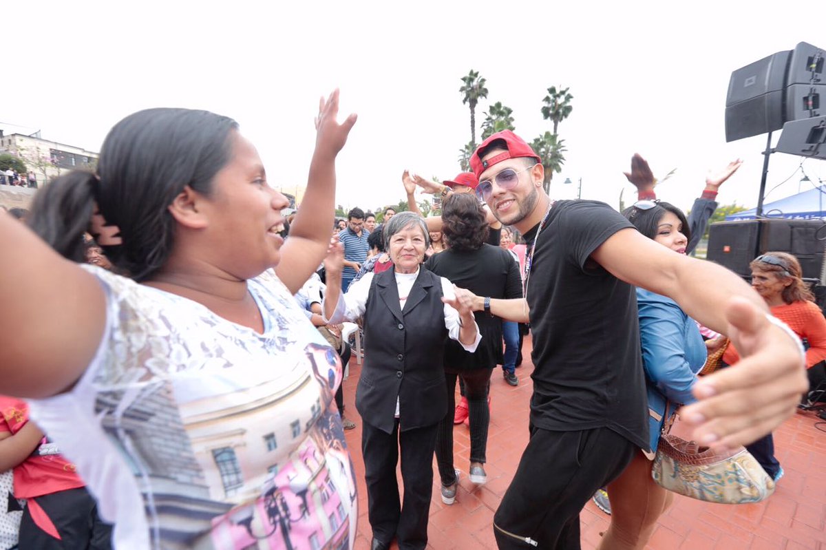 MuniLima's tweet photo. Los Conquistadores de la Salsa hacen bailar a mamás por su día en concierto que ofrecen en el Parque de La Muralla. #ParaTiMamá https://t.co/EQeERH1sqX