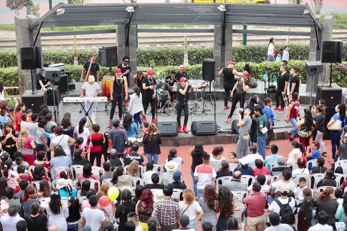 MuniLima's tweet photo. Los Conquistadores de la Salsa hacen bailar a mamás por su día en concierto que ofrecen en el Parque de La Muralla. #ParaTiMamá https://t.co/EQeERH1sqX