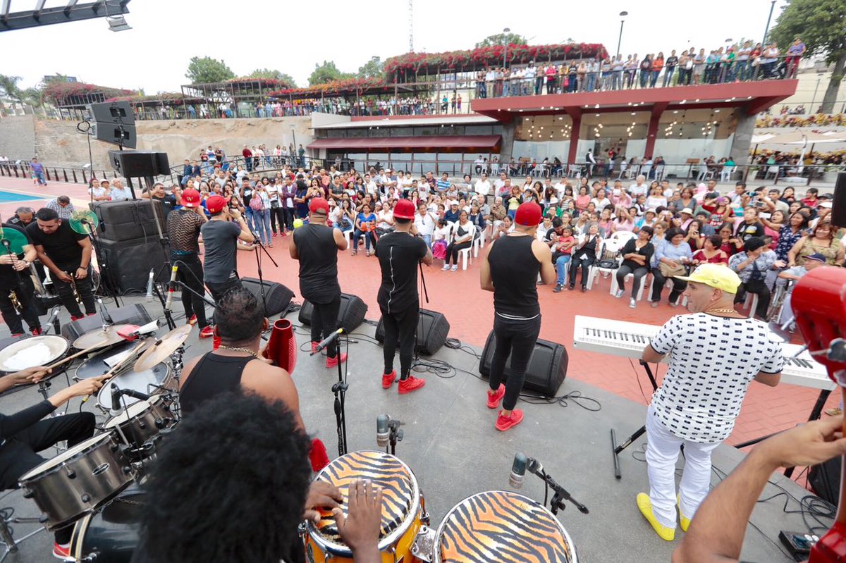 MuniLima's tweet photo. Los Conquistadores de la Salsa hacen bailar a mamás por su día en concierto que ofrecen en el Parque de La Muralla. #ParaTiMamá https://t.co/EQeERH1sqX