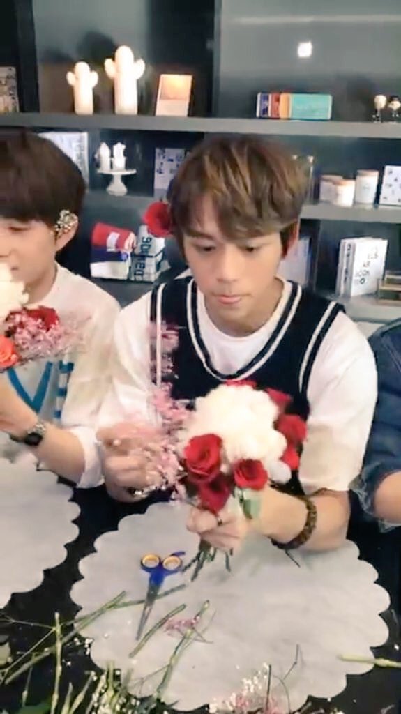 archivelucas's tweet photo. 170514 🔅
a beauty in low quality 

cr. thelucas_th
#LUCAS #루카스 #YUKHEI https://t.co/Fqc0wOahZC