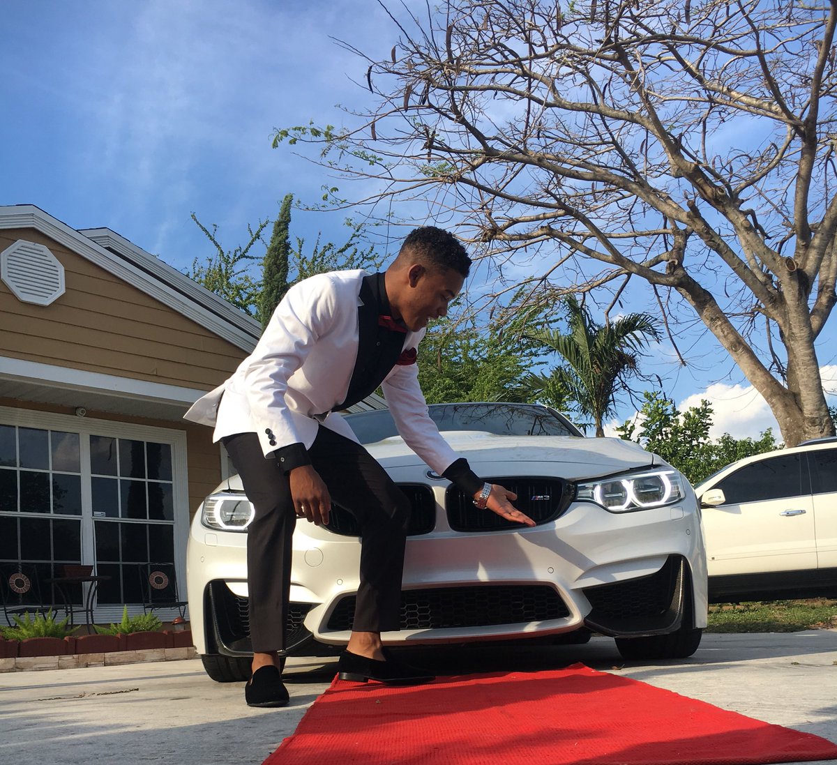 Sabey_e's tweet photo. I can take the tag off and make you priceless ✨#MiramarProm2k17 #prom2k17 https://t.co/w456nas9RU