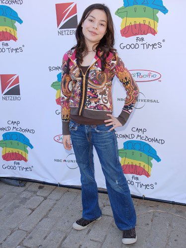 heycosgrovers's tweet photo. Quer ser um ícone fashion? Então vai estudar HappyBirthdayMirandaCosgrove https://t.co/IbtayzN2ar