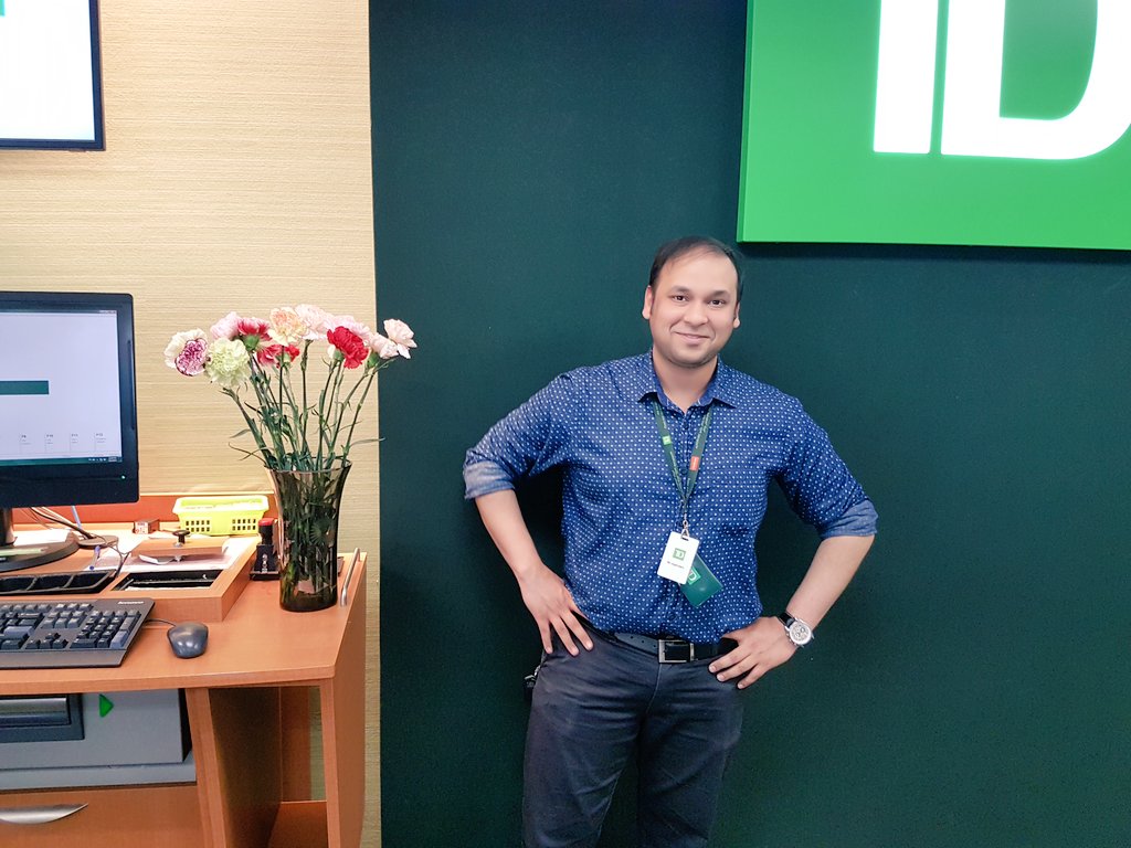 SaneaRizwan's tweet photo. TD Stony Plain celebrating Mother's day! 😊 #htww1 @JessicaLeach_TD @BrianGervais_TD @absmitherz @JDerrick_TD @KZittlaw @ChoucairRima https://t.co/XpvFu4tL1S